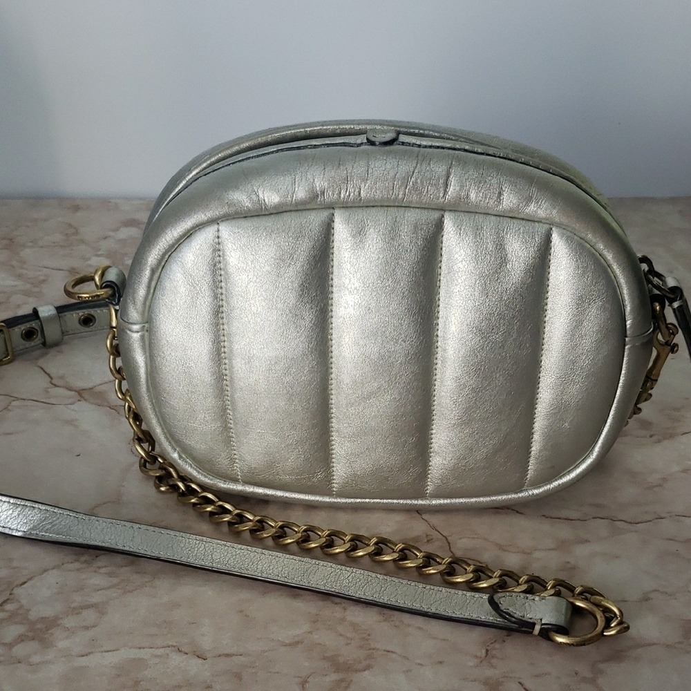 Elegant Silver Crossbody Bag - Picture 4 of 7